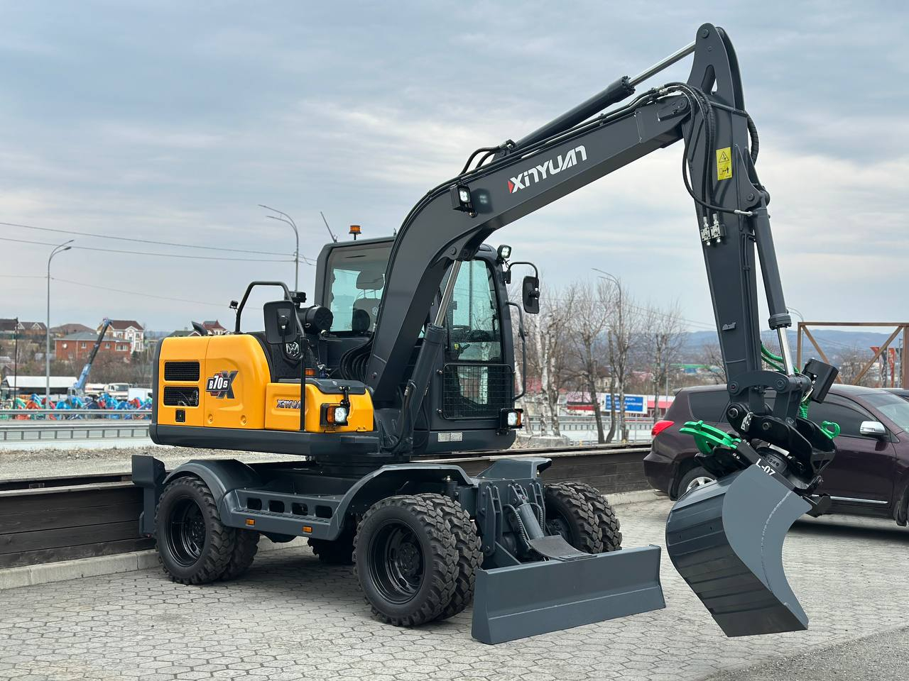 XINYUAN B70S с навесным оборудованием у дороги